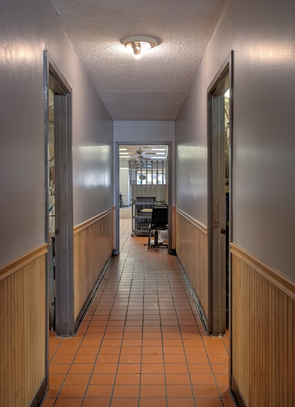 More Photos Of 118 Main St S, Cambridge Storefront For Sale