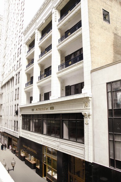 More Photos Of 17 N Wabash Ave, Chicago Office For Sale