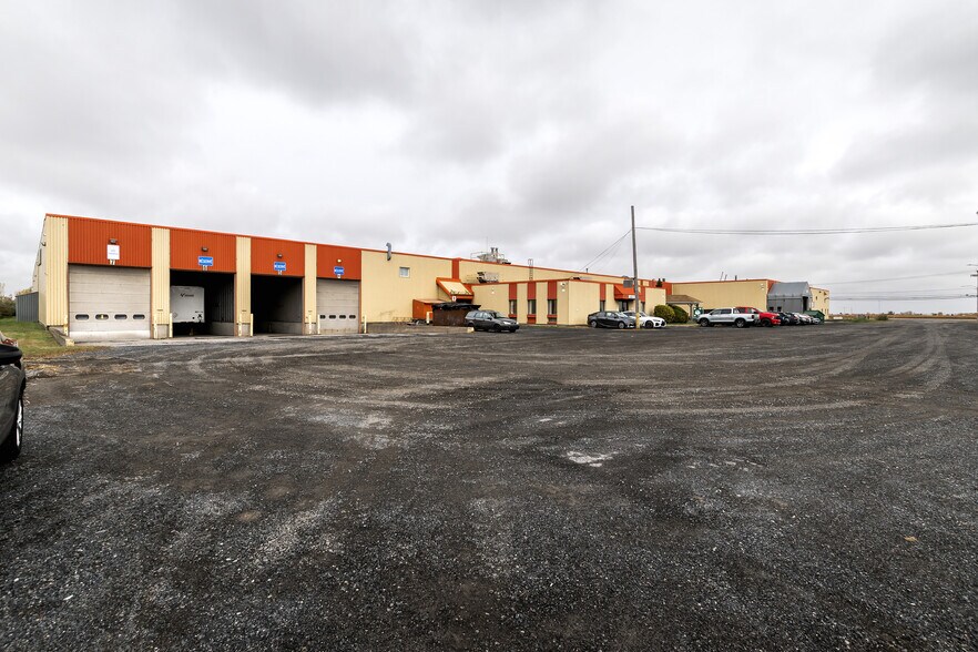 More Photos Of 2620 Rue Bernard-Pilon, St-Mathieu-de-Beloeil Manufacturing For Sale