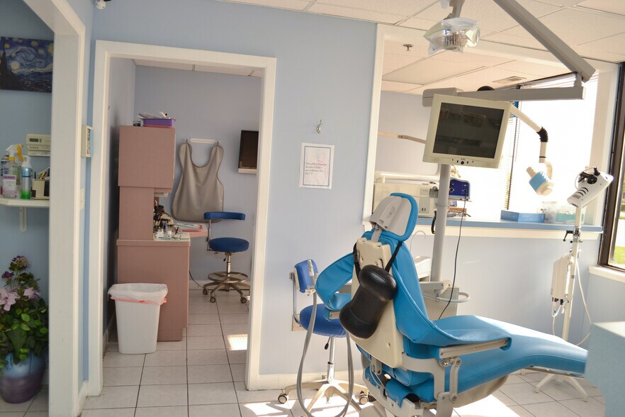 More Photos Of 2071 Irving Park Rd, Hanover Park Medical For Lease