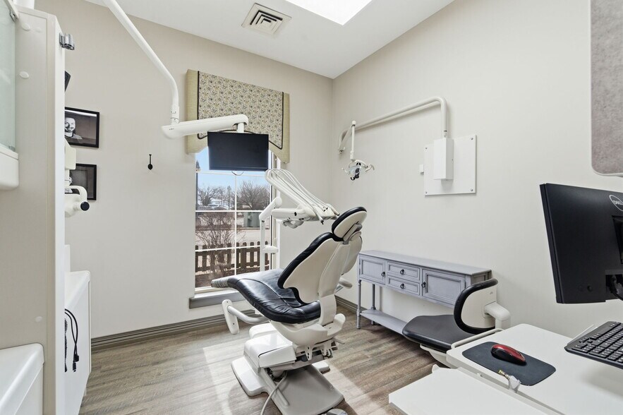 More Photos Of 2104 Chesterfield Blvd, Springfield Office For Sale