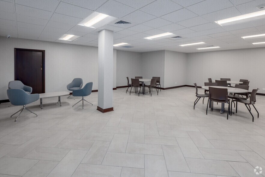 More Photos Of 188 Industrial Dr, Elmhurst Office For Lease