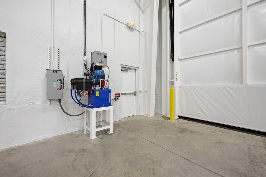 More Photos Of 451 Airport Rd, Greenville Airplane Hangar For Lease
