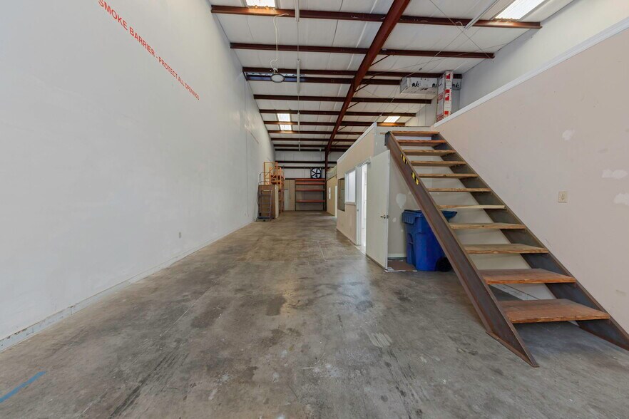 More Photos Of 565 Frederica Ln, Dunedin Warehouse For Lease