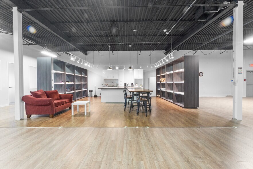 More Photos Of 609-649 Montée De Liesse, Saint-Laurent Warehouse For Sale