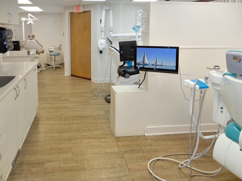 More Photos Of 8950 Krewstown Rd, Philadelphia General Retail For Sale