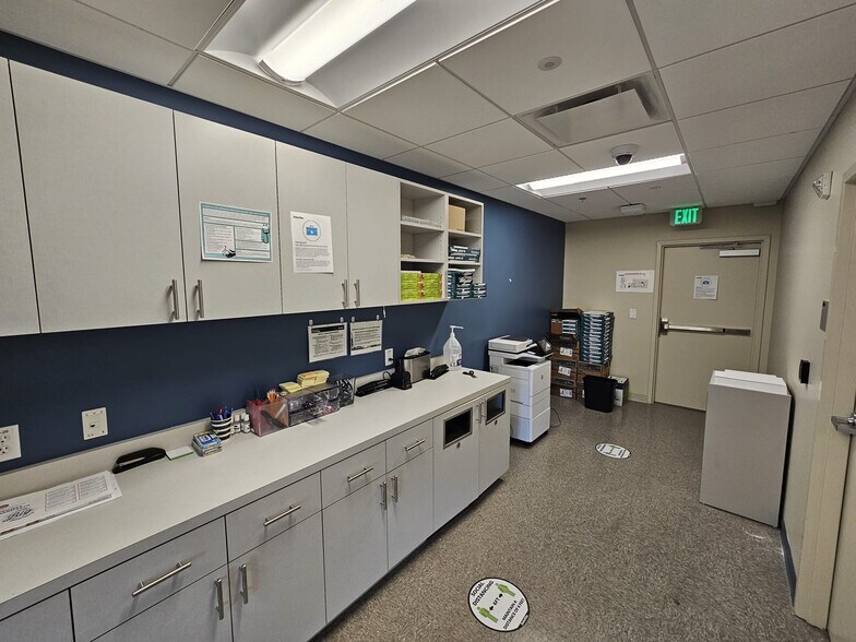 More Photos Of 70 Garden Ct, Monterey Medical For Lease