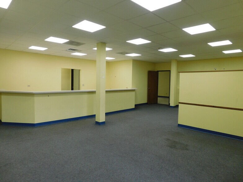 More Photos Of 700 W Jefferson St, Shorewood Office For Lease