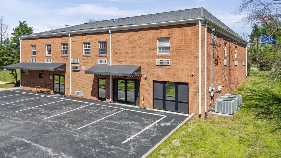 More Photos Of 507 New Highway 96 W, Franklin Medical For Sale