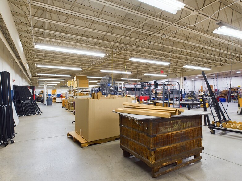 More Photos Of 585 Capital Dr, Lake Zurich Warehouse For Sale