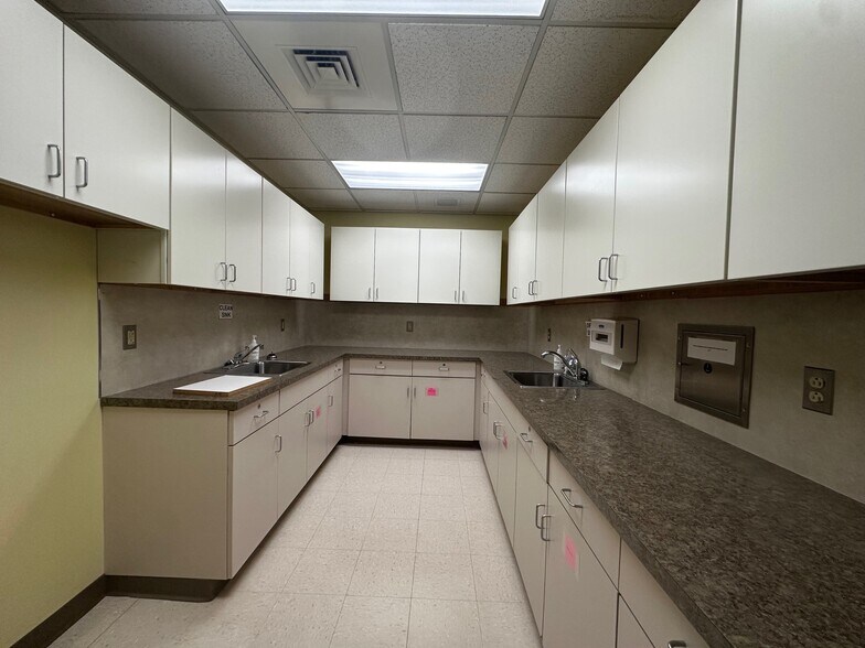 More Photos Of 546 Cromwell Ave, Rocky Hill Medical For Sale