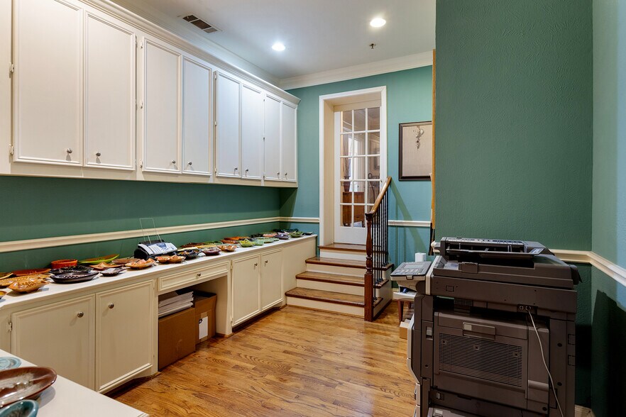 More Photos Of 4819 Broadway St, Addison Office Residential For Lease