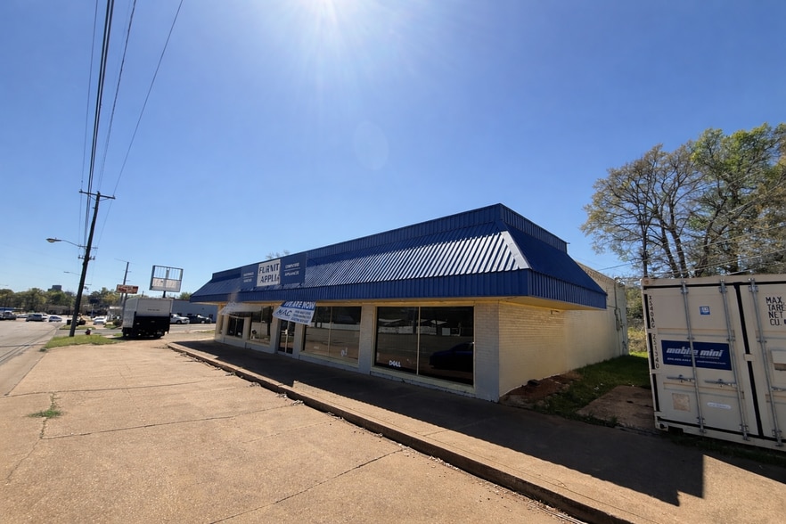 More Photos Of 1404 W Gentry Pky, Tyler Freestanding For Sale