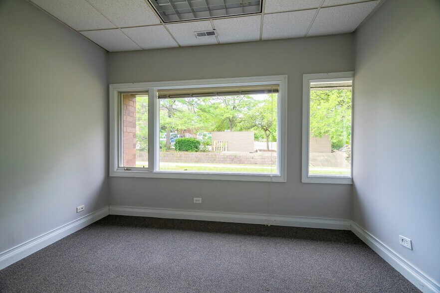 More Photos Of 951 N Plum Grove Rd, Schaumburg Office For Lease