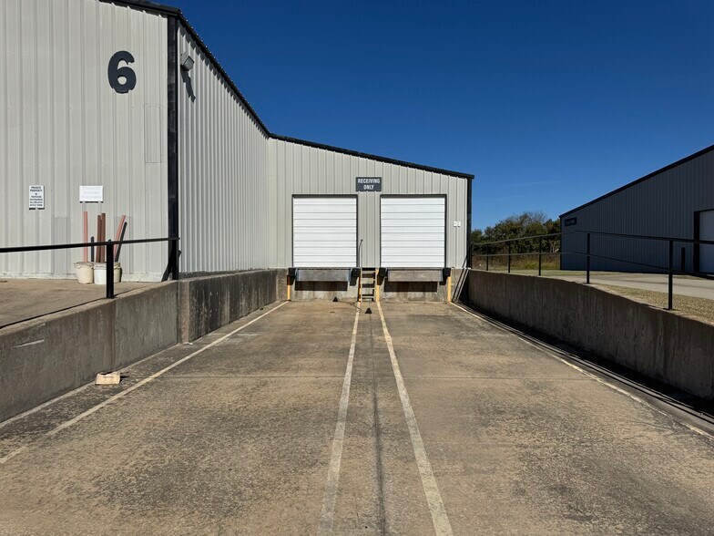 More Photos Of 100 E 9th St, Ada Warehouse For Lease