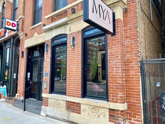 Primary Photo Of 311 W Chicago Ave, Chicago Restaurant For Lease
