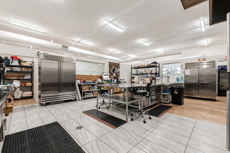 More Photos Of 5500 Merle Hay Rd, Johnston Storefront For Sale