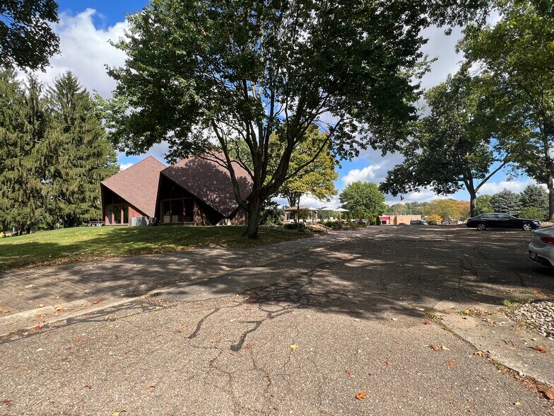 More Photos Of 10804 Wilkshire Blvd, Bolivar Office For Sale