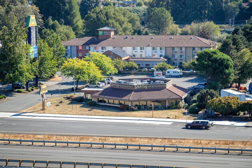 More Photos Of 557 NW Phoenix Dr, Troutdale Restaurant For Sale