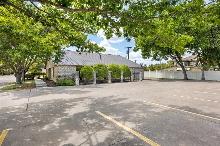 More Photos Of 310 W Bluff St, Granbury Office For Sale