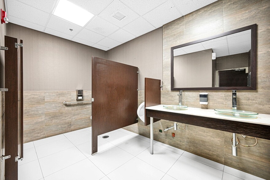 More Photos Of 12550 Biscayne Blvd, North Miami Medical For Lease