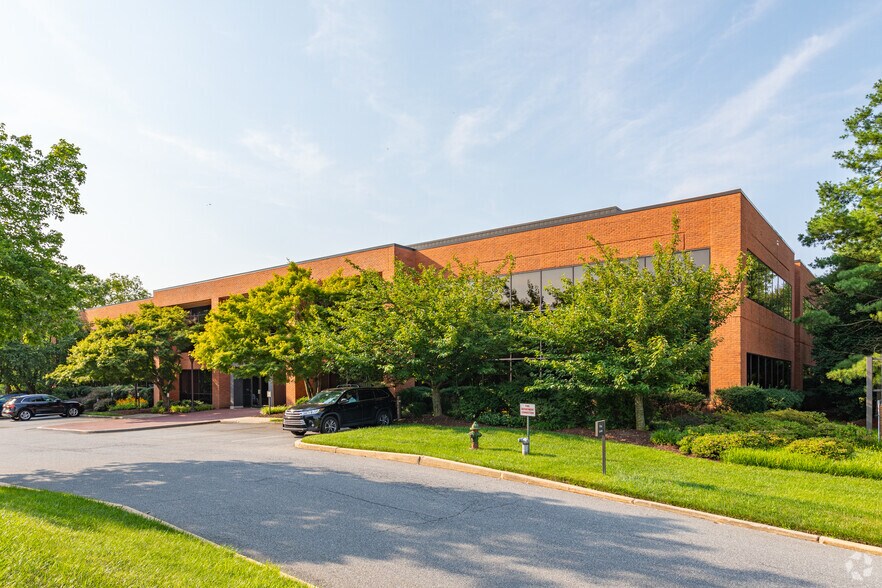 More Photos Of 240 Continental Dr, Newark Office For Lease