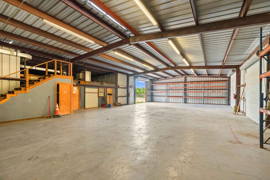 More Photos Of 2404 N US Highway 281, Alice Flex For Lease
