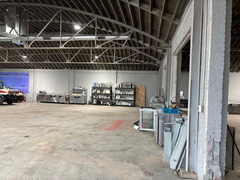 More Photos Of 9101 N Western Ave, Oklahoma City Showroom For Lease