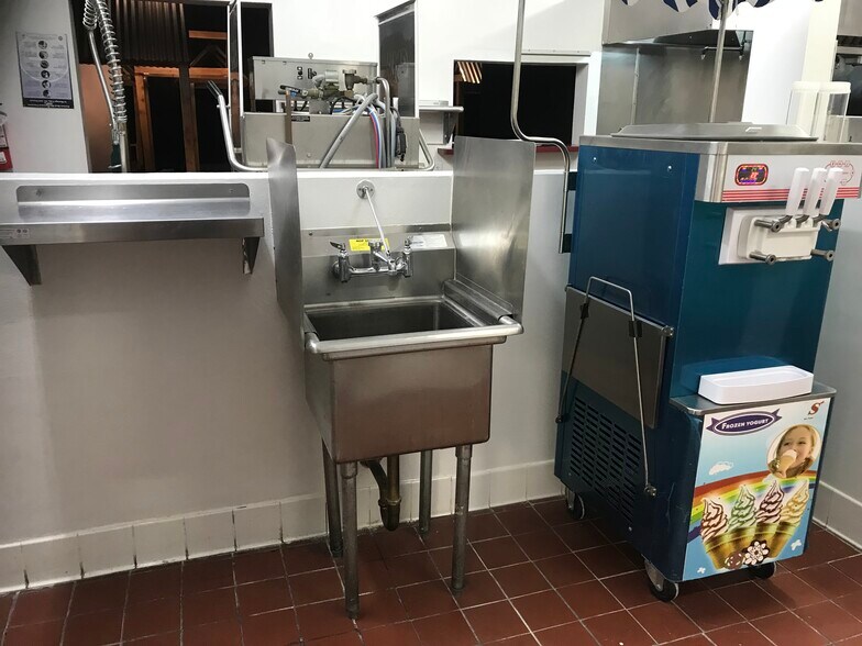 More Photos Of 4161 Beverly Blvd, Los Angeles Restaurant For Lease