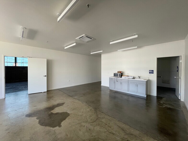 More Photos Of 1483 67th St, Emeryville Warehouse For Lease