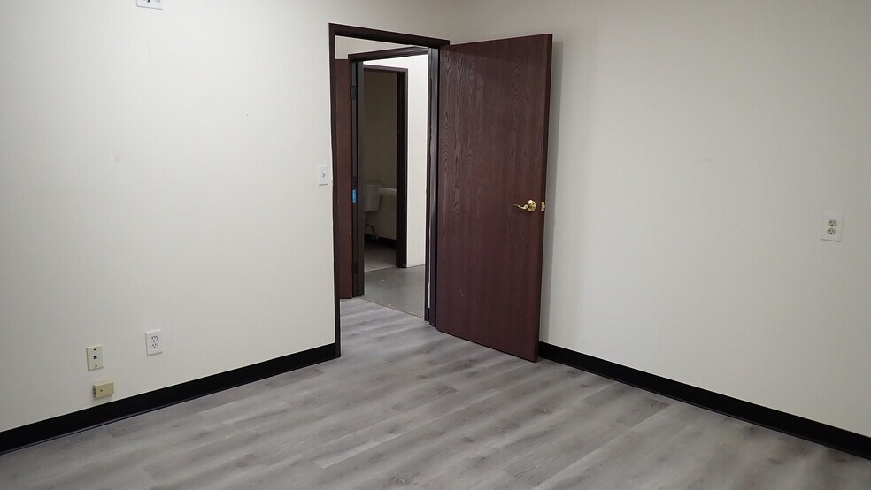 More Photos Of 19205 Parthenia St, Northridge Service For Lease