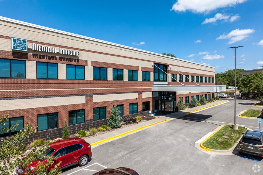 More Photos Of 9501 N Oak Tfwy, Kansas City Medical For Lease