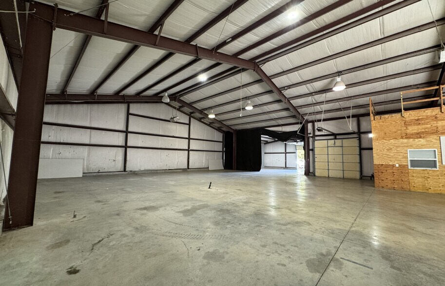More Photos Of 422 W 2nd St, Bonner Springs Warehouse For Lease