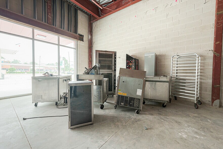 More Photos Of 7755 N Wayside Dr, Houston General Retail For Lease