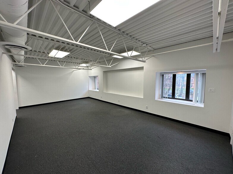 More Photos Of 599-601 Albany Ave, Amityville Warehouse For Lease