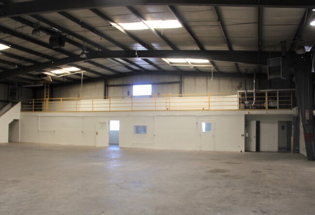 More Photos Of 445 E Menlo Ave, Hemet Warehouse For Lease