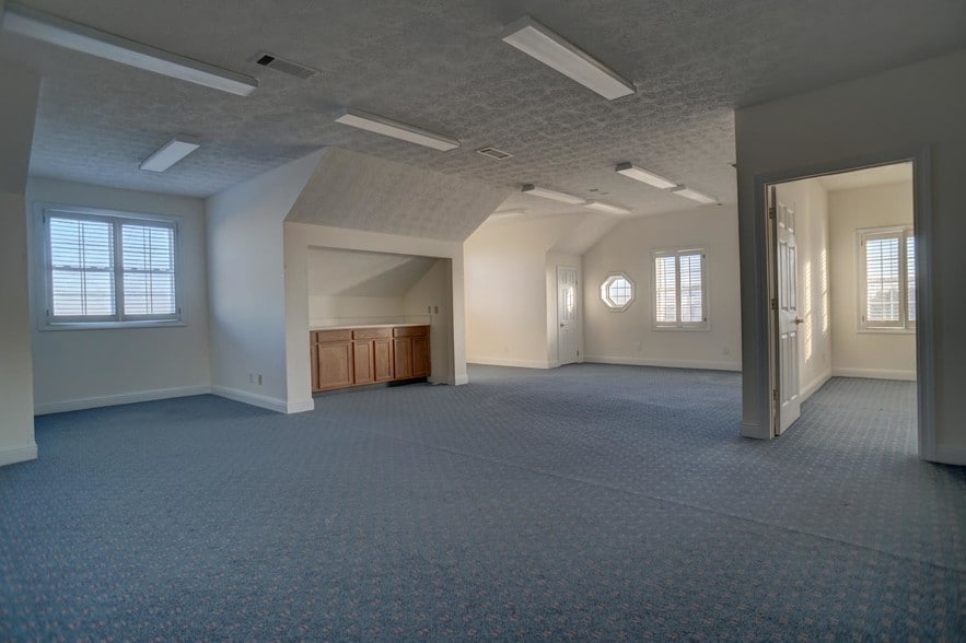 More Photos Of 100 Colony Park Dr, Cumming Bank For Lease