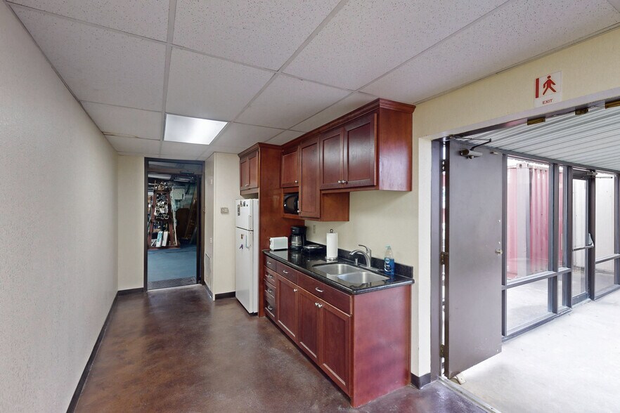 More Photos Of 21262 US Highway 59, New Caney Manufacturing For Sale