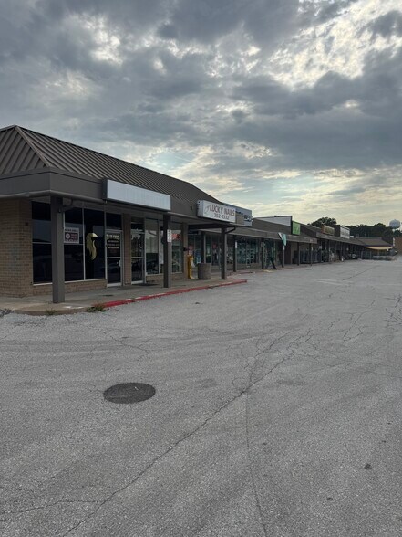 More Photos Of 405-523 E 24 Hwy, Independence Unknown For Lease