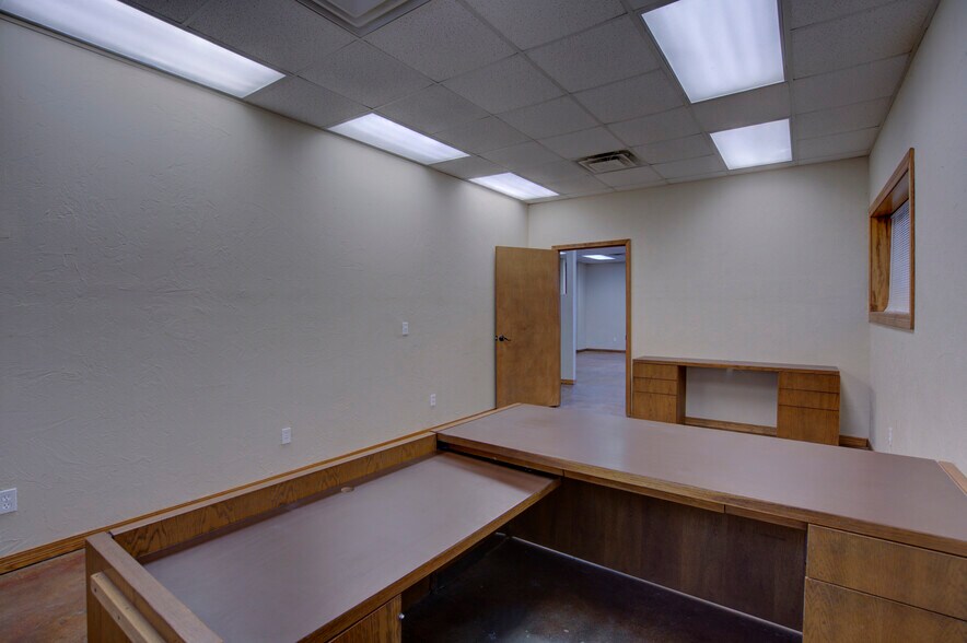 More Photos Of 2830 NW 32nd St, Newcastle Office For Sale