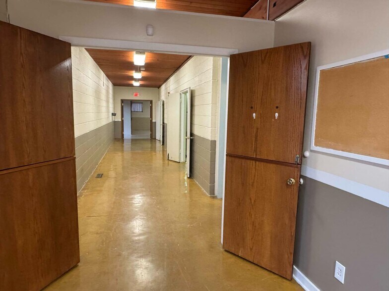 More Photos Of 1810 E Broadway Ave, Enid Flex For Lease