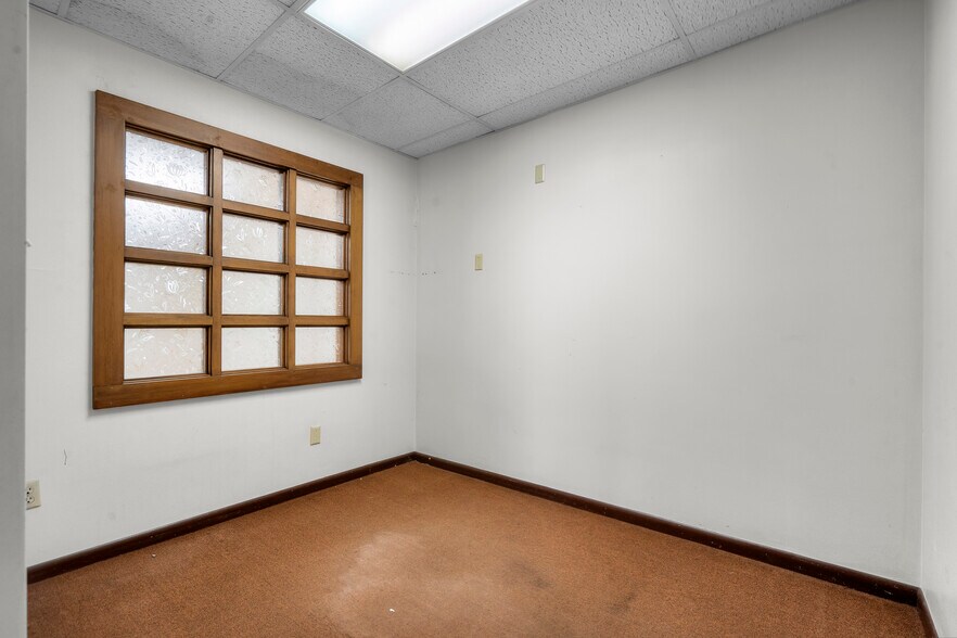 More Photos Of 3050 6th St SW, Cedar Rapids Warehouse For Lease