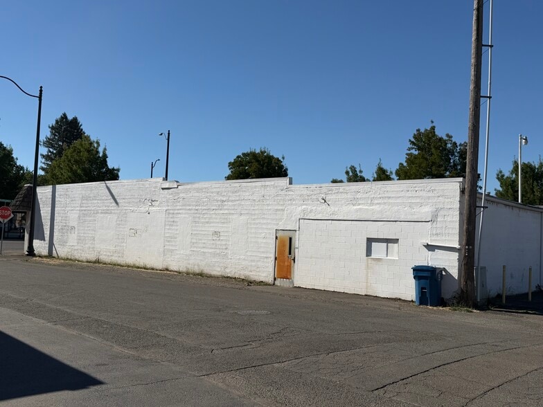 More Photos Of 2320 Fairgrounds Rd NE, Salem Freestanding For Sale