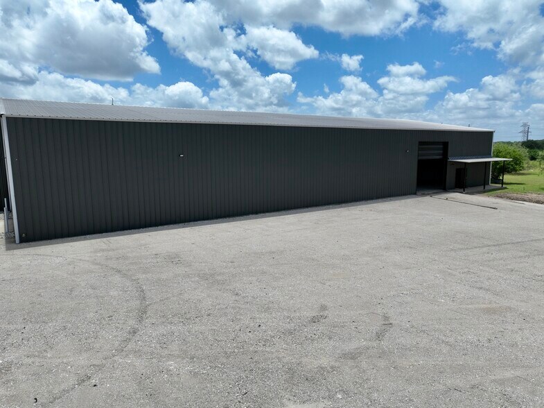 More Photos Of 4528 S Interstate 35, Alvarado Warehouse For Lease