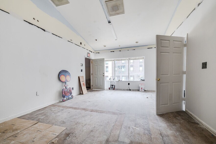 More Photos Of 302 W Victory Dr, Savannah Freestanding For Sale