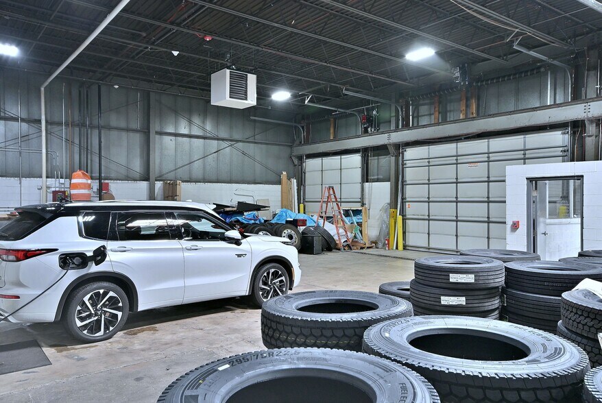 More Photos Of 2100 W 21st St, Broadview Light Manufacturing For Lease