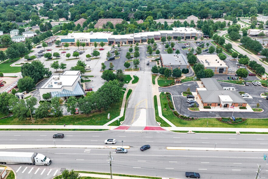 More Photos Of 1267 N Steamboat Dr, Fayetteville Unknown For Lease