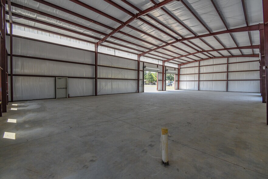 More Photos Of 315 Industrial Park Blvd, Willis Light Manufacturing For Sale
