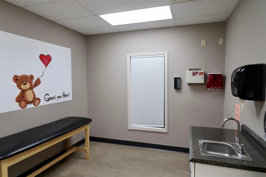 More Photos Of 1203 E College St, Brownsville Medical For Sale