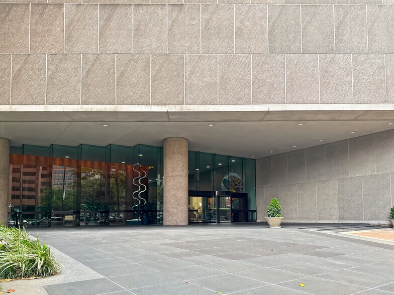 More Photos Of 650 Poydras St, New Orleans Coworking Space